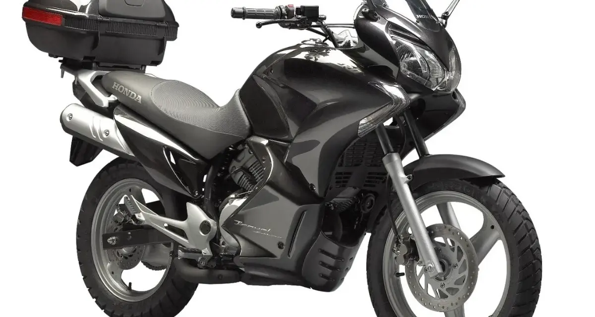 Czarny motocykl Honda Varadero 125 z kufrem. Sprawdź aktualną honda varadero 125 cena.