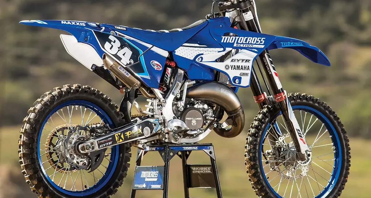 Niebiesko-biały motocykl Yamaha YZ 125 na stojaku. Ile koni ma Yamaha YZ 125? Ten model to potężna maszyna terenowa.