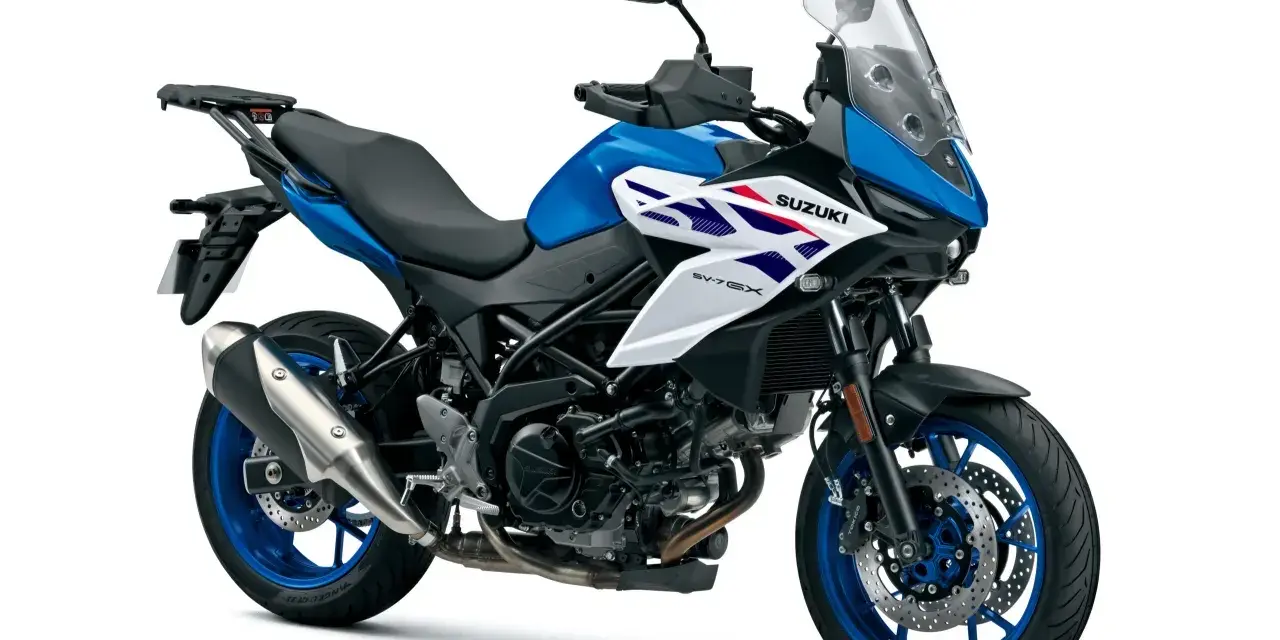 Niebiesko-biały Suzuki SV650X, jeden z najlepszych motocykli, gotowy na przygodę.
