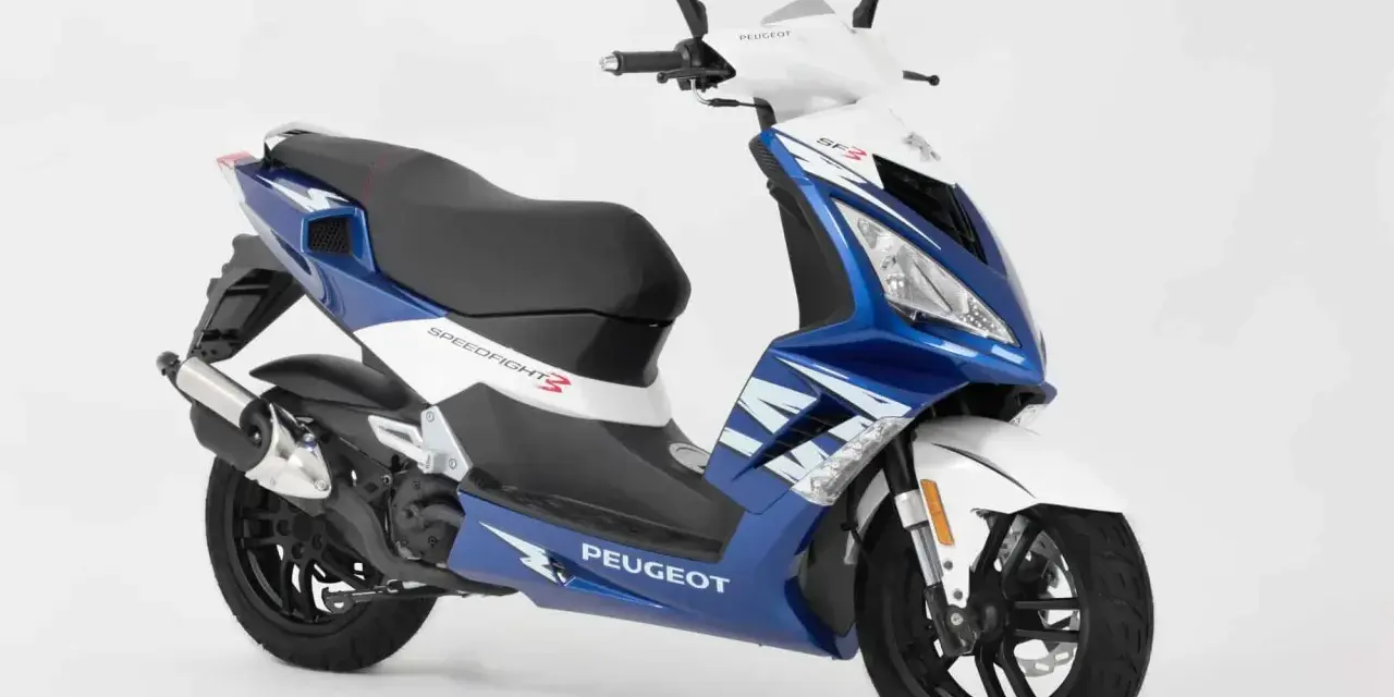 Sportowy, niebiesko-biały Peugeot Speedfight 3, duży skuter 50, gotowy do miejskich podróży.