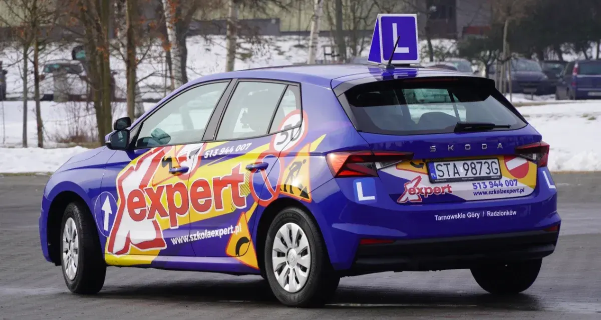 Niebieski Skoda z napisem "expert" i literą "L" na dachu. Idealny, by po prawie jazdy B zrobić A!