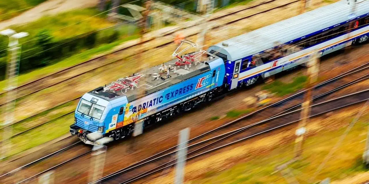 Pociąg IC "Adriatic Express" pędzi po torach, łącząc Tarnów z Lublinem.