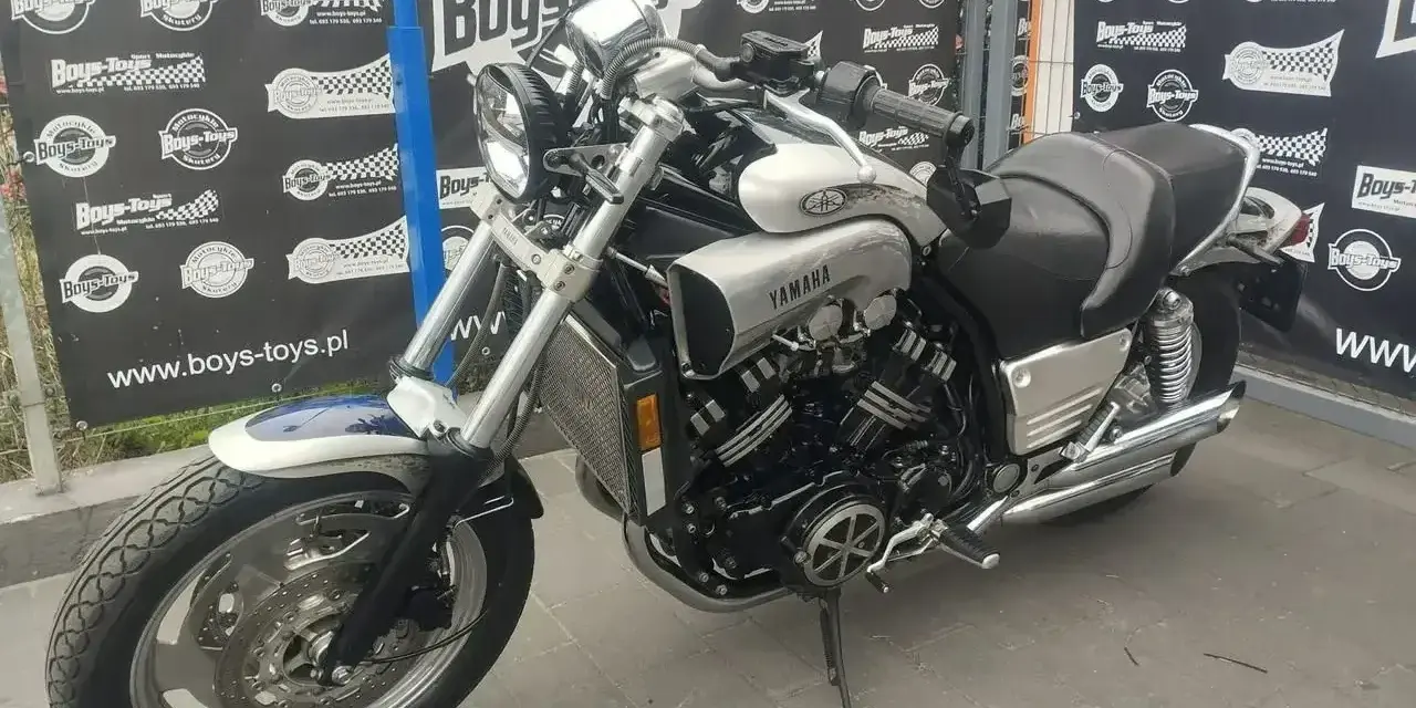 Srebrny Yamaha V-Max, potężny motocykl, gotowy na drogę. Nie jest to Suzuki Hayabusa, ale równie imponujący.