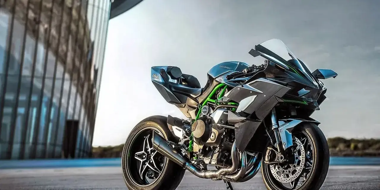 Kawasaki Ninja H2R, maszyna o potężnej mocy, z zielonymi akcentami i futurystycznym designem, gotowa do bicia rekordów.