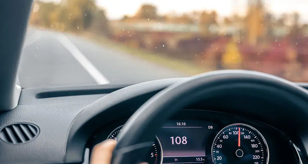 Prędkościomierz pokazuje 108 km/h. Uważaj na taryfikator mandatów za prędkość, bo to już sporo!