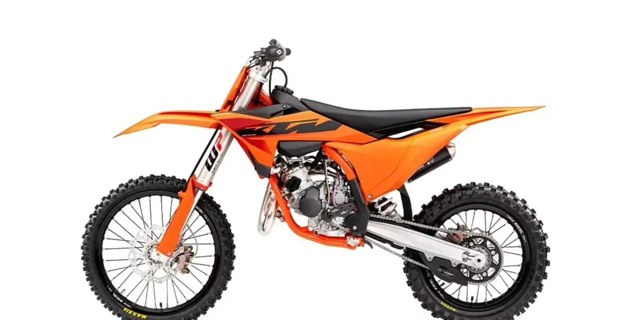Pomarańczowy motocykl KTM SX 85, gotowy do wyścigów. Zastanawiasz się, ile koni ma ten model?