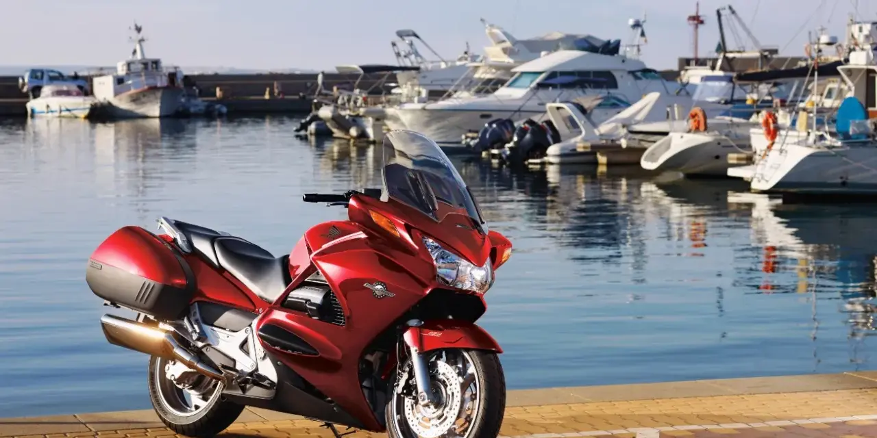 Czerwona Honda ST 1100 w marinie. Czy warto kupić ten motocykl? Zapytaj właściciela, który właśnie wrócił z rejsu.