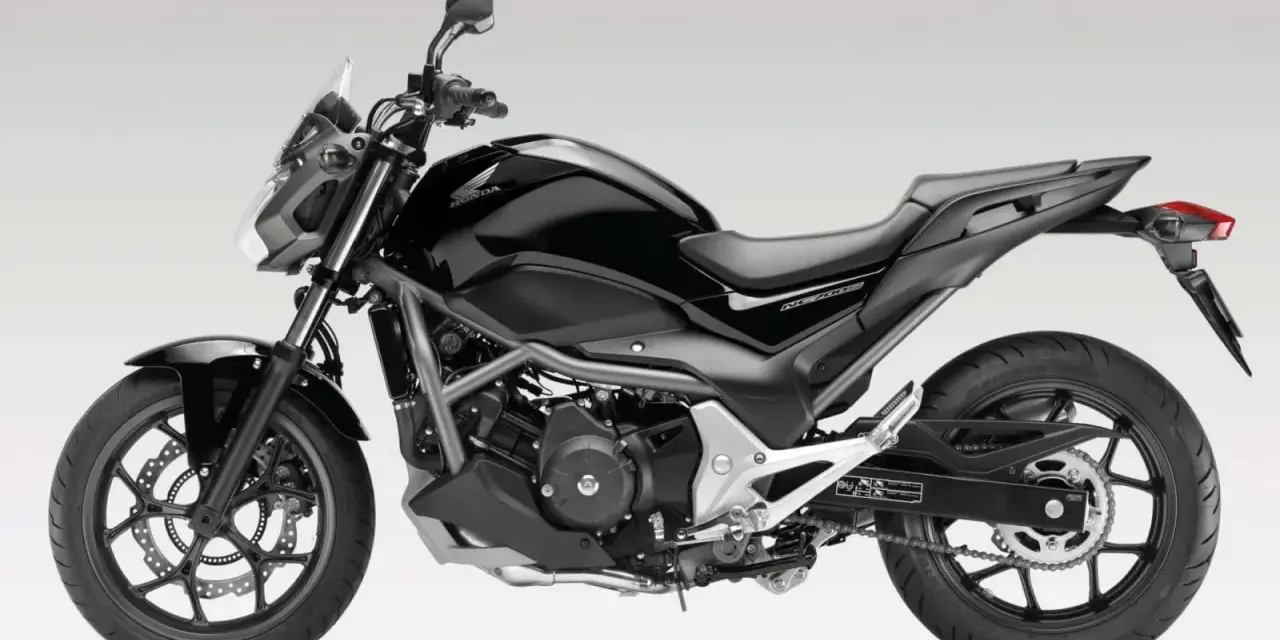 Czarny motocykl Honda NC 700 S. Poznaj jego honda nc 700 dane techniczne i możliwości.