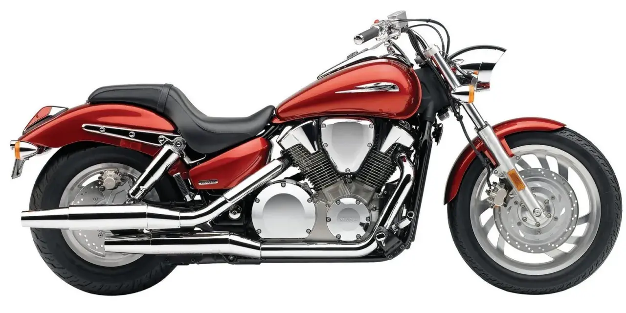 Błyszczący, czerwony motocykl Honda VTX 1300 z chromowanymi elementami i potężnym silnikiem.