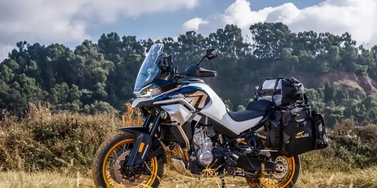 CF Moto 800 z sakwami, gotowy na przygodę. Choć jego możliwości są imponujące, warto znać potencjalne wady.