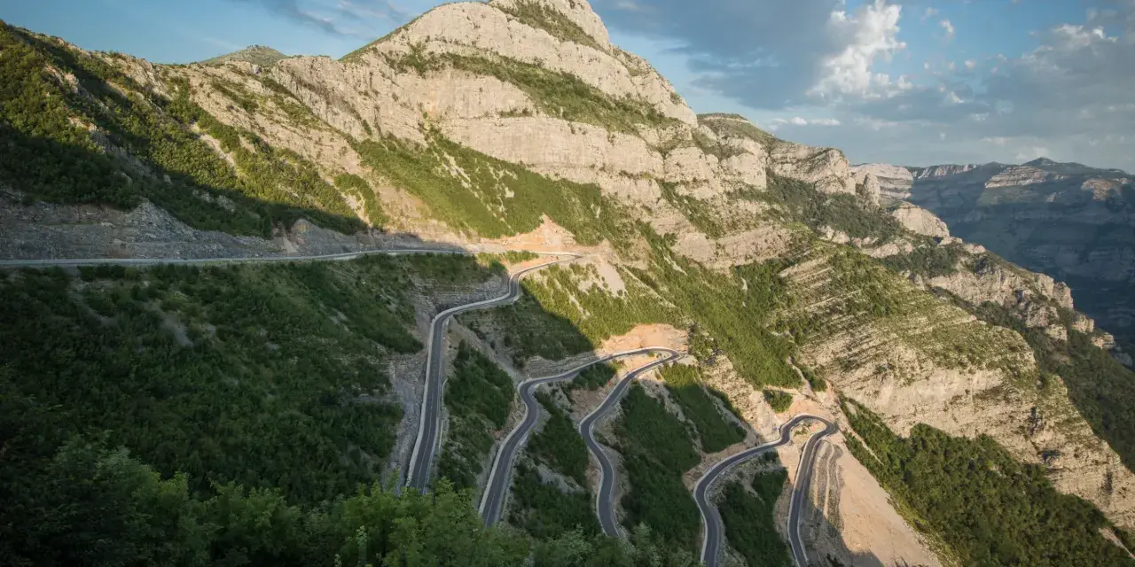 Albania motocyklem: TOP 5 tras, porady i koniec mitów o drogach!