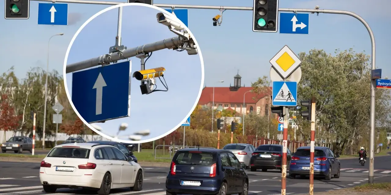 Zbliżenie na kamery monitoringu przy drogowskazie z białym strzałką w górę.