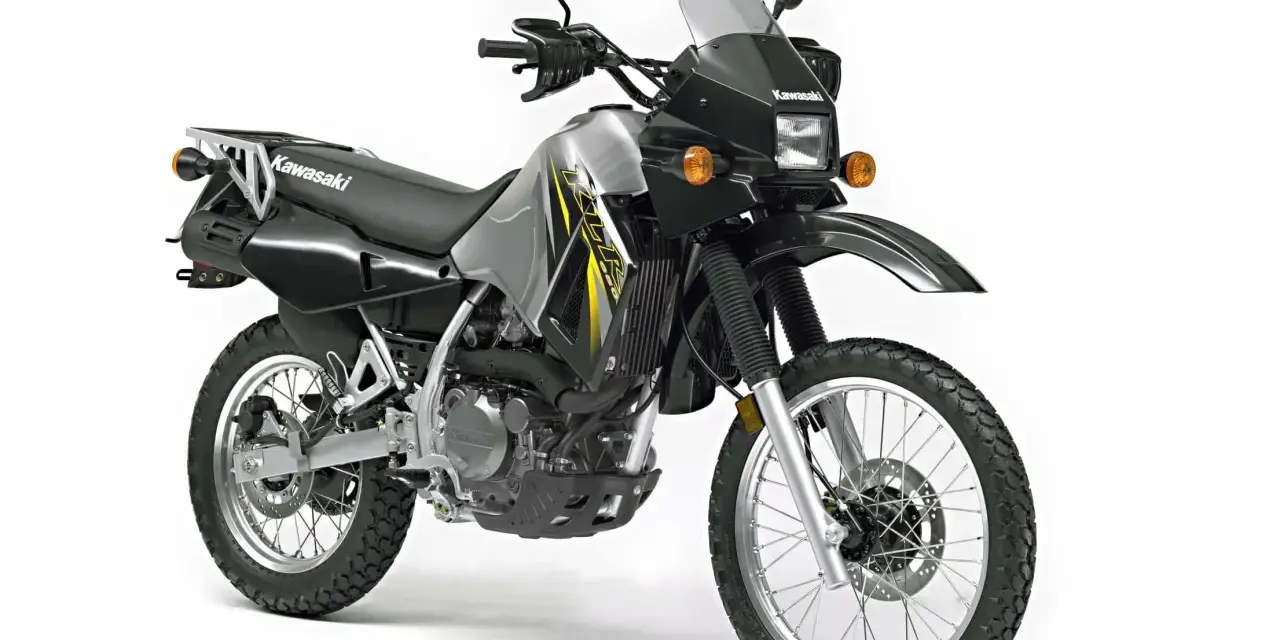 Motocykl Kawasaki KLX 650 w kolorze srebrno-czarnym, gotowy na przygodę.