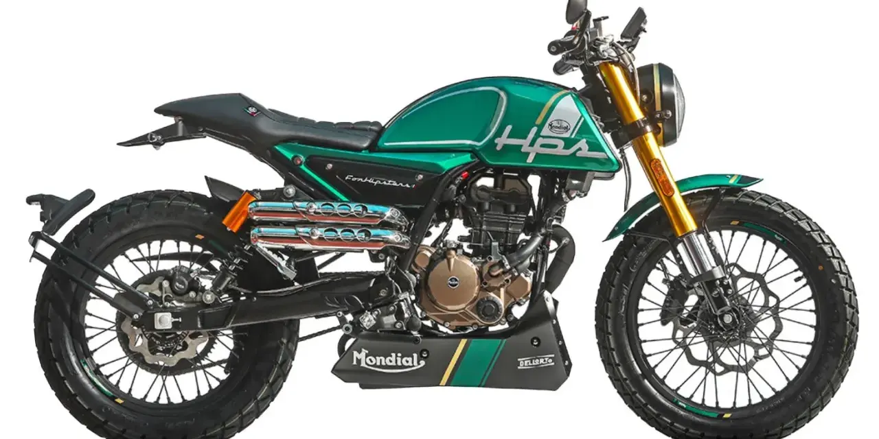 Zielony motocykl Mondial HPS z widocznym silnikiem, który obiecuje dużą moc.
