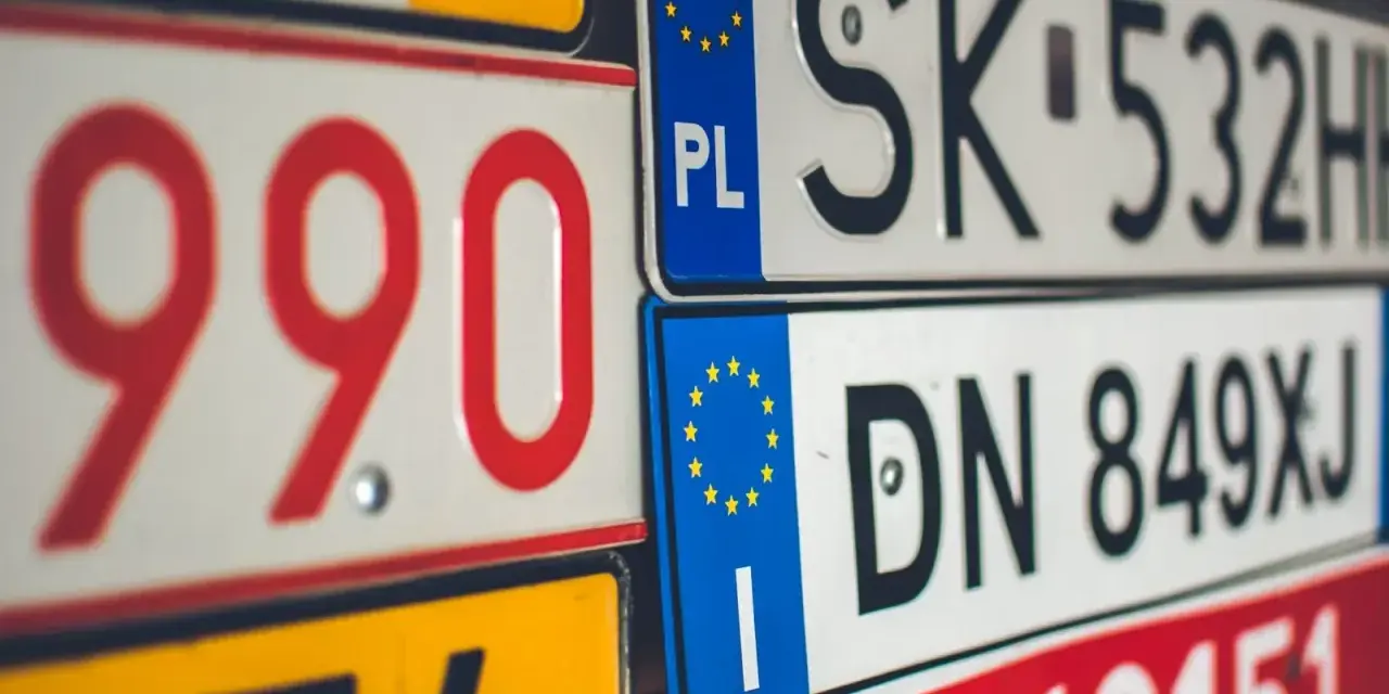 Kolekcja tablic rejestracyjnych, w tym polska PL i słowacka SK. Marzenie o rejestracji motocykla z Francji czeka na realizację.