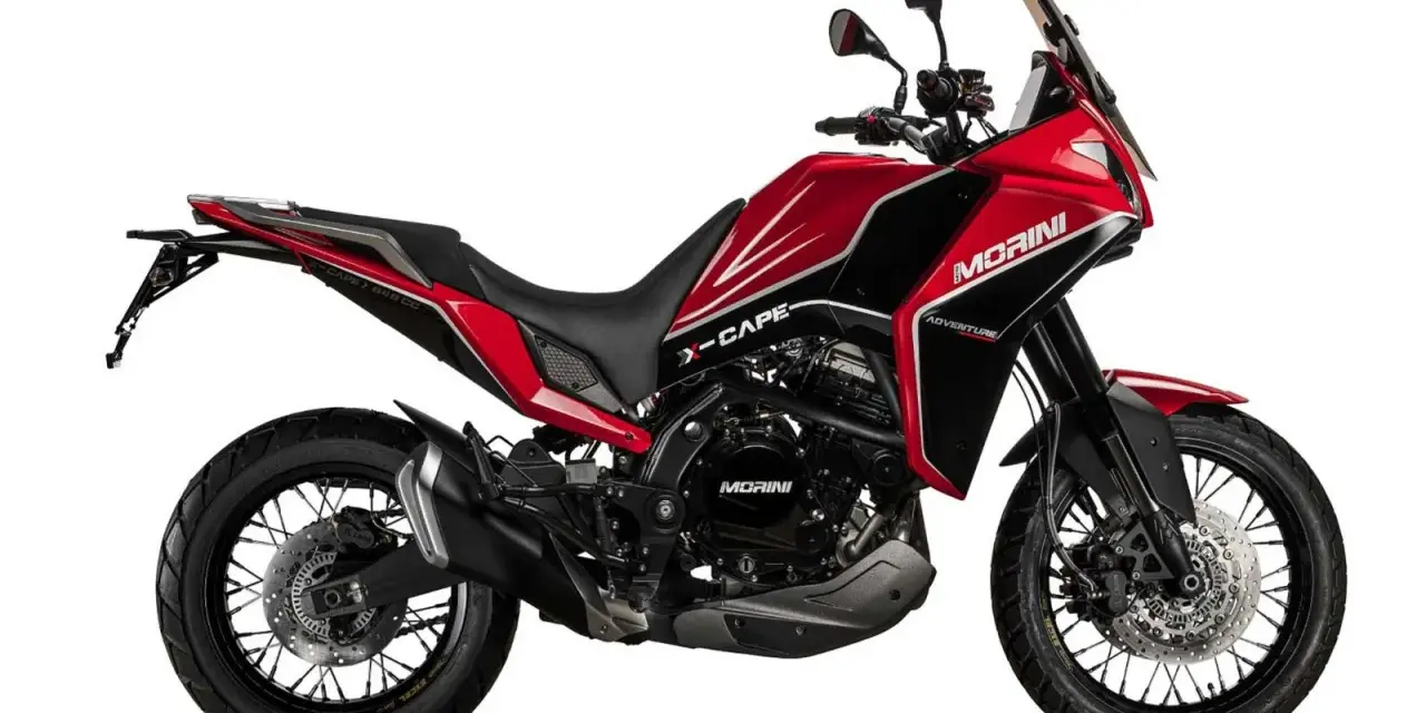 Czerwony motocykl Morini X-Cape 650, gotowy na przygody.