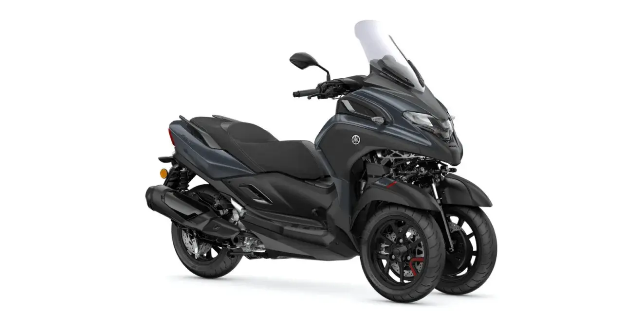 Trójkołowy skuter Yamaha Tricity 300 w ciemnoszarym kolorze, gotowy do osiągnięcia swojej prędkości maksymalnej.