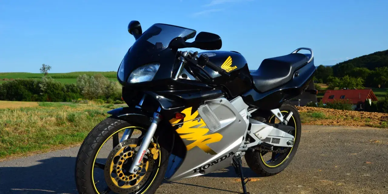 Czarny motocykl Honda NSR 125 z żółtymi akcentami, idealny do poznania jego honda nsr 125 dane techniczne.