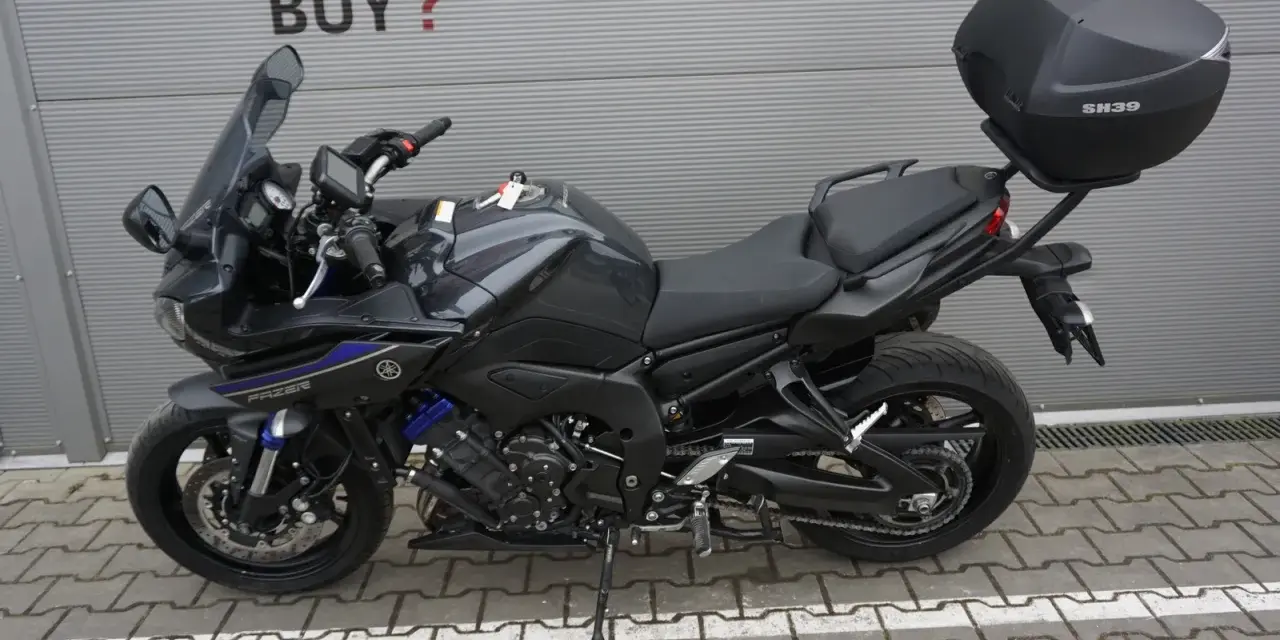 Ciemnoszary motocykl Yamaha Fazer 800 z kufrem SH39, gotowy na przygodę.