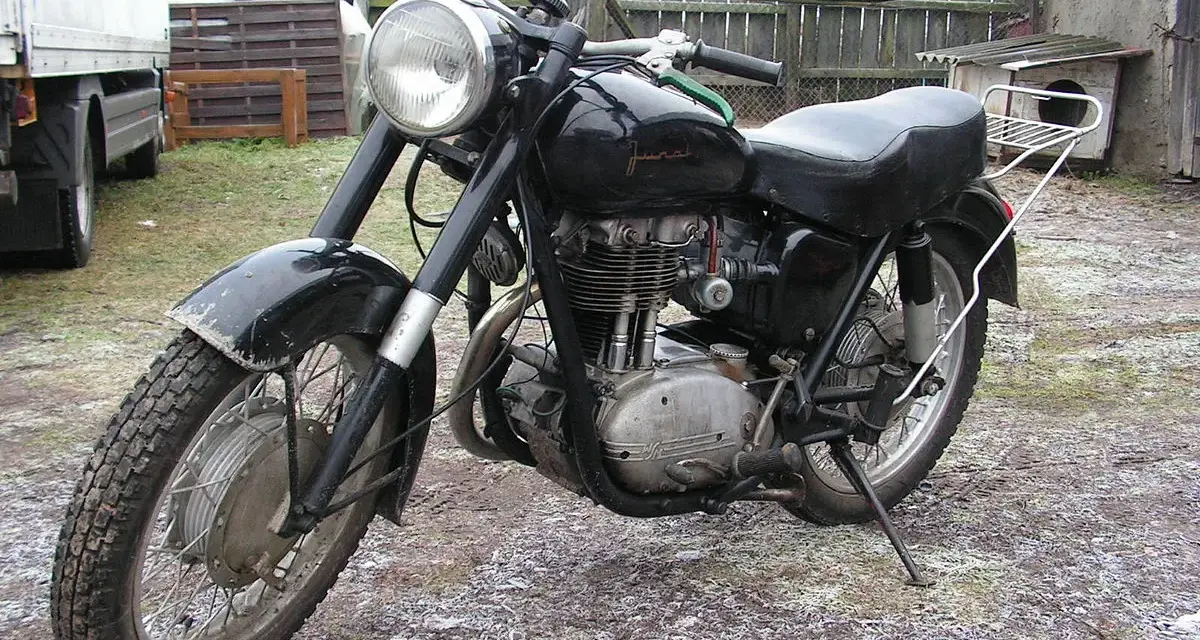 Czarny Junak M10, klasyk z PRL-u. Poznaj jego junak m10 dane techniczne i poczuj ducha motoryzacji tamtych lat.