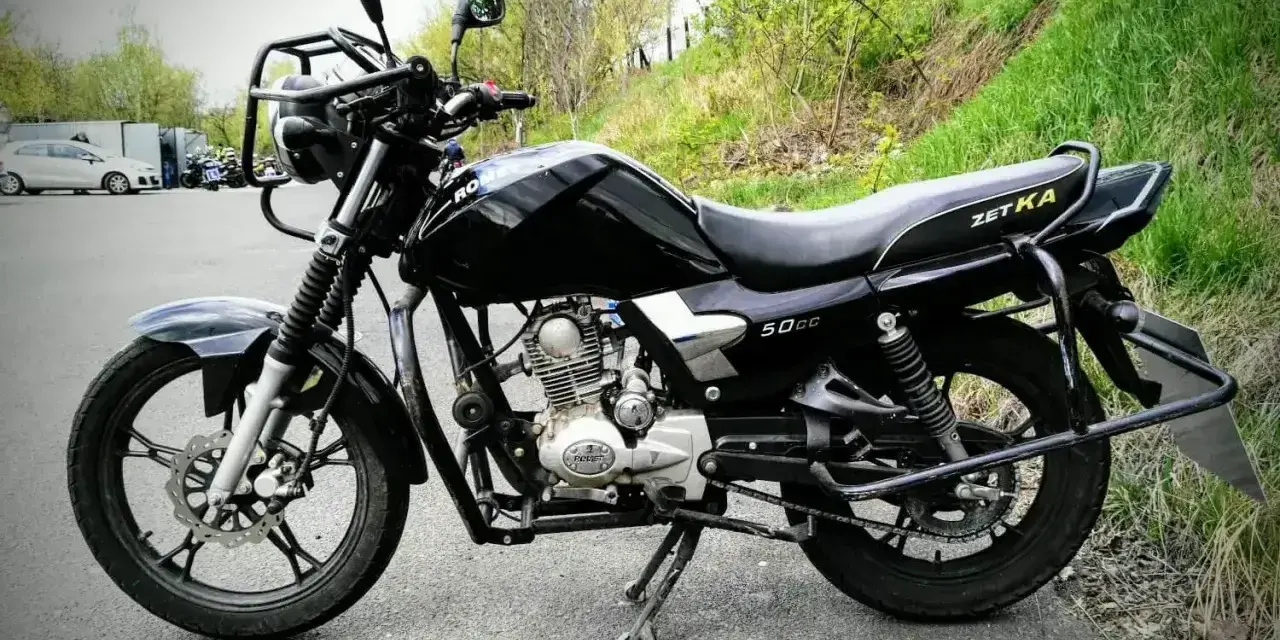 Czarny motocykl Zetka 50cc. Idealny na pierwsze przygody na dwóch kółkach, od ilu lat można jeździć 50cc? Od 14 roku życia!