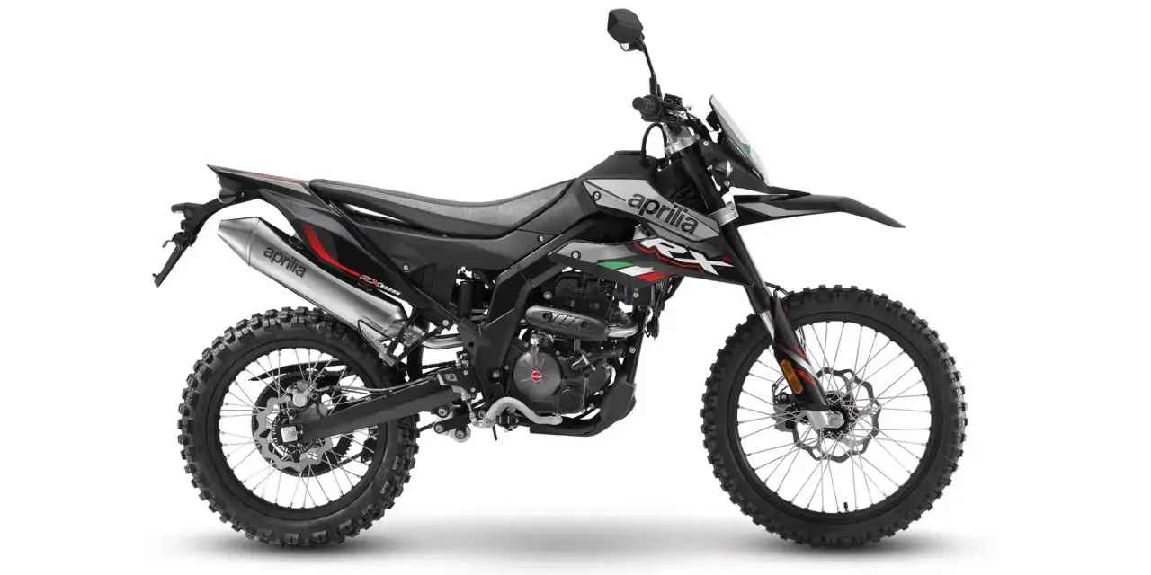 Czarny motocykl Aprilia RX 125 z terenowymi oponami. Sprawdź aprilia rx 125 dane techniczne, by poznać jego możliwości.