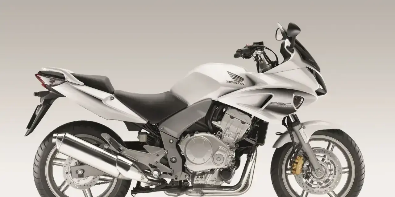 Srebrny motocykl Honda CBF 1000, idealny do turystyki. Sprawdź honda cbf 1000 dane techniczne.
