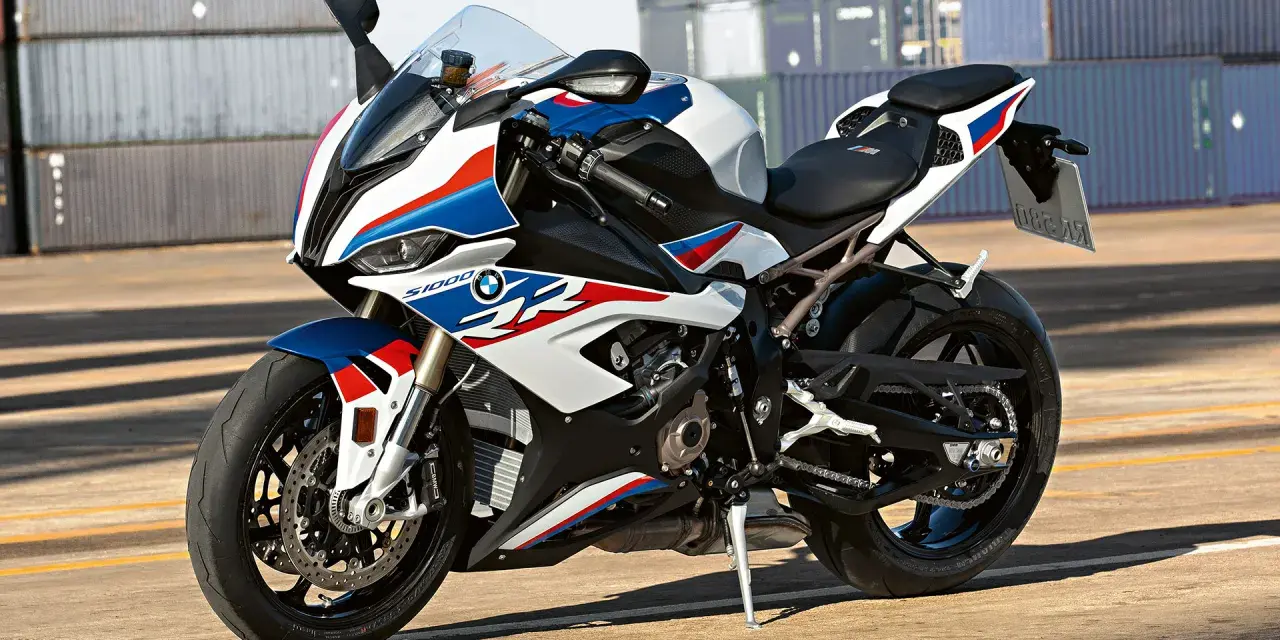 Sportowy motocykl BMW S1000RR w biało-niebiesko-czerwonych barwach. Sprawdź aktualną bmw s1000rr cena i specyfikację.