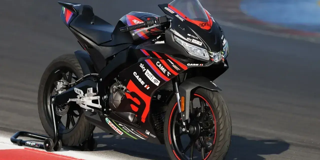 Czarna Aprilia RS 125 2T V-Max na torze wyścigowym, gotowa do osiągnięcia maksymalnej prędkości.