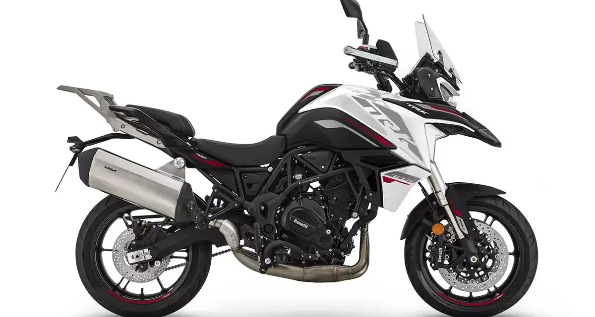 Biały motocykl turystyczny Benelli TRK 702 z czarnymi i czerwonymi akcentami. Sprawdź atrakcyjną benelli trk 702 cena!