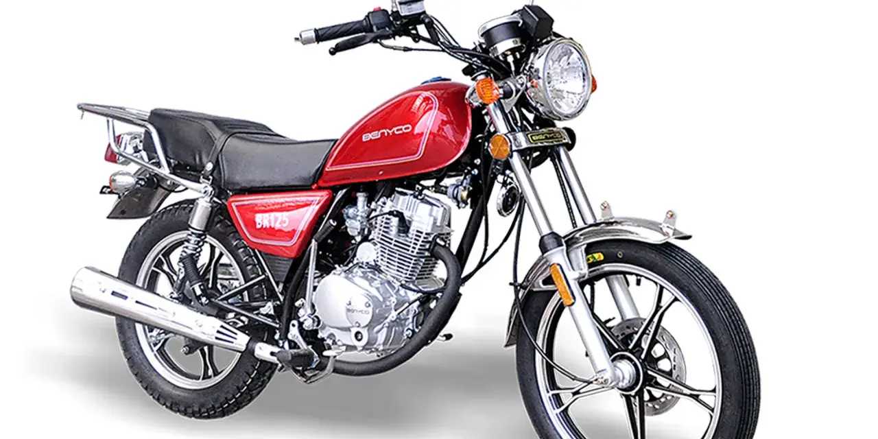 Czerwony motocykl Benyco BR125, gotowy do jazdy. Jego silnik jest jak precyzyjny niutonometr, odmierzający moc.