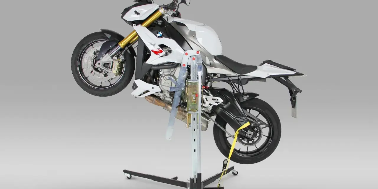 Jak zbudować stojak motocyklowy DIY? Oszczędź i zyskaj stabilność!