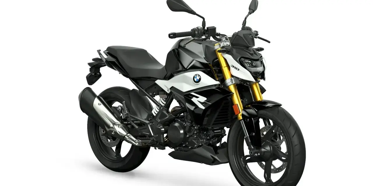 Stylowy motocykl BMW G 310 R w czarno-białej kolorystyce, gotowy na miejskie przygody.