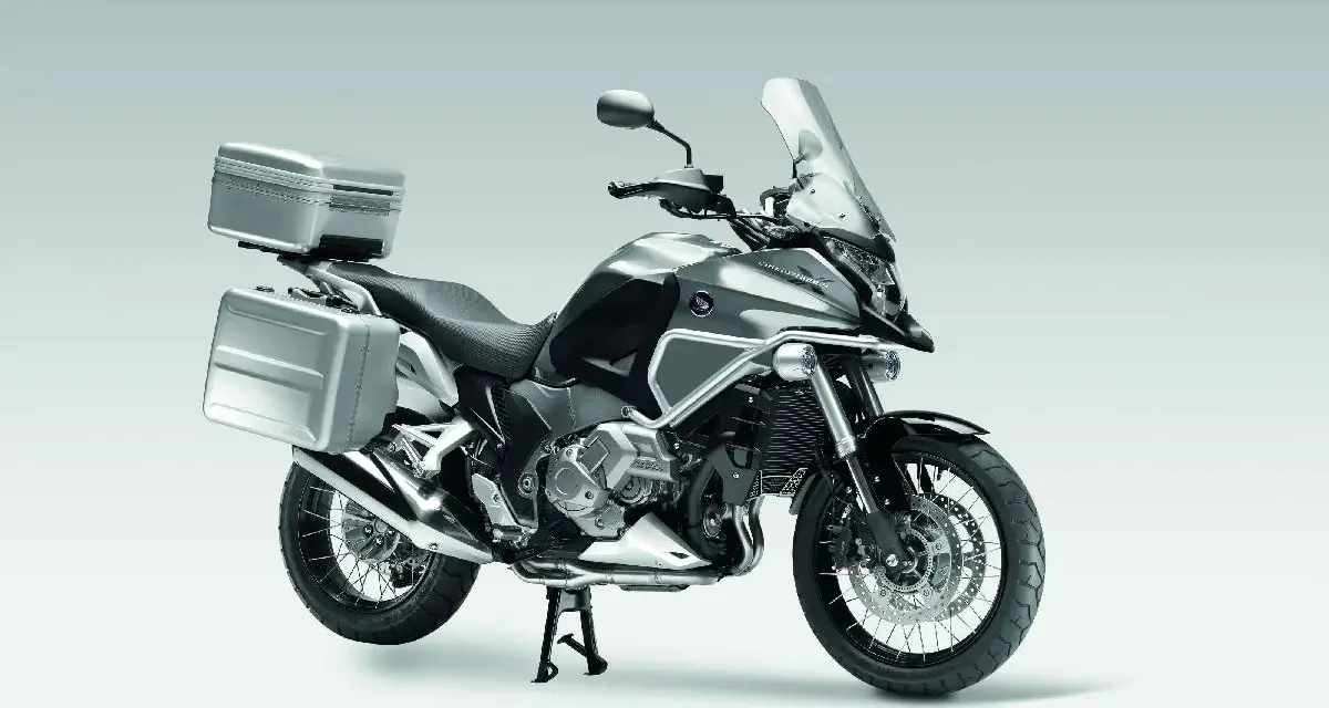 Srebrny motocykl Honda Crosstourer z kuframi, gotowy na dalekie podróże.