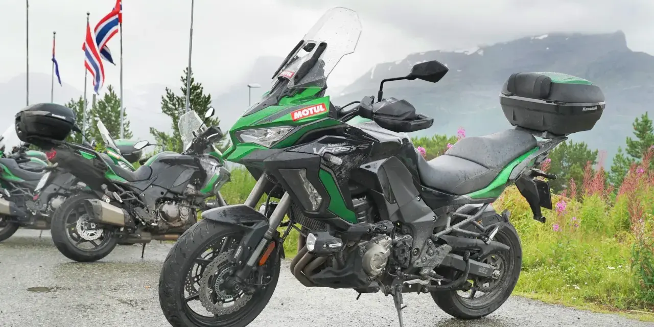 Motocyklem przez Europę: Najlepsze trasy i praktyczne porady