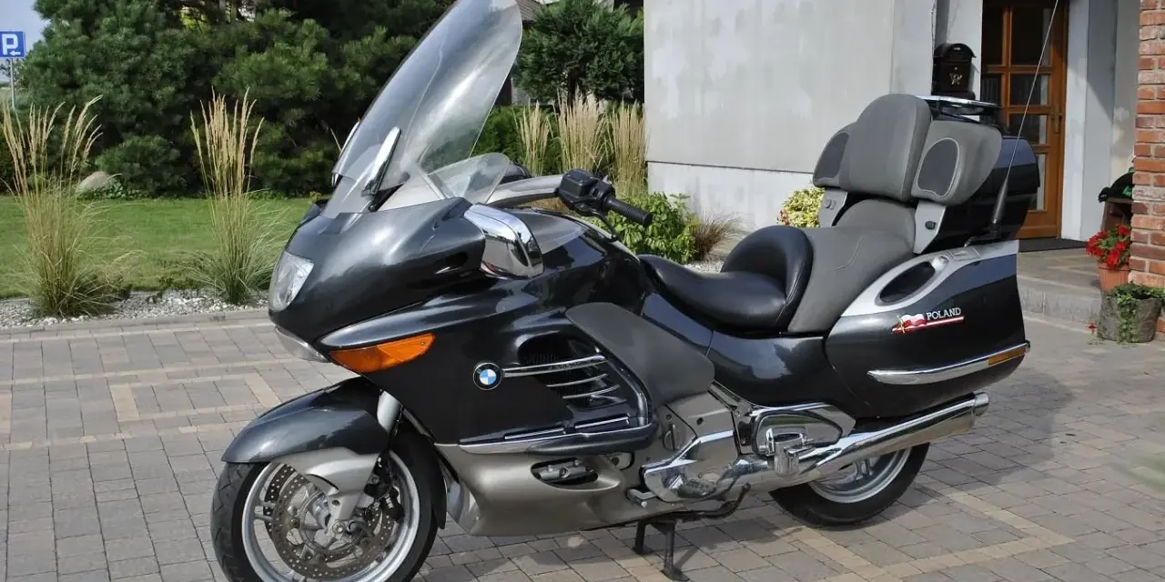 Ciemnoszary motocykl BMW K1200LT z dużym wiatrochronem i wygodnym siedzeniem, gotowy na podróż przez Polskę.