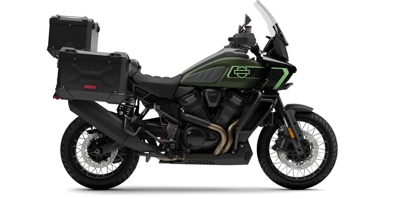 Zielony motocykl Harley Pan America z czarnymi kuframi, gotowy na przygodę.