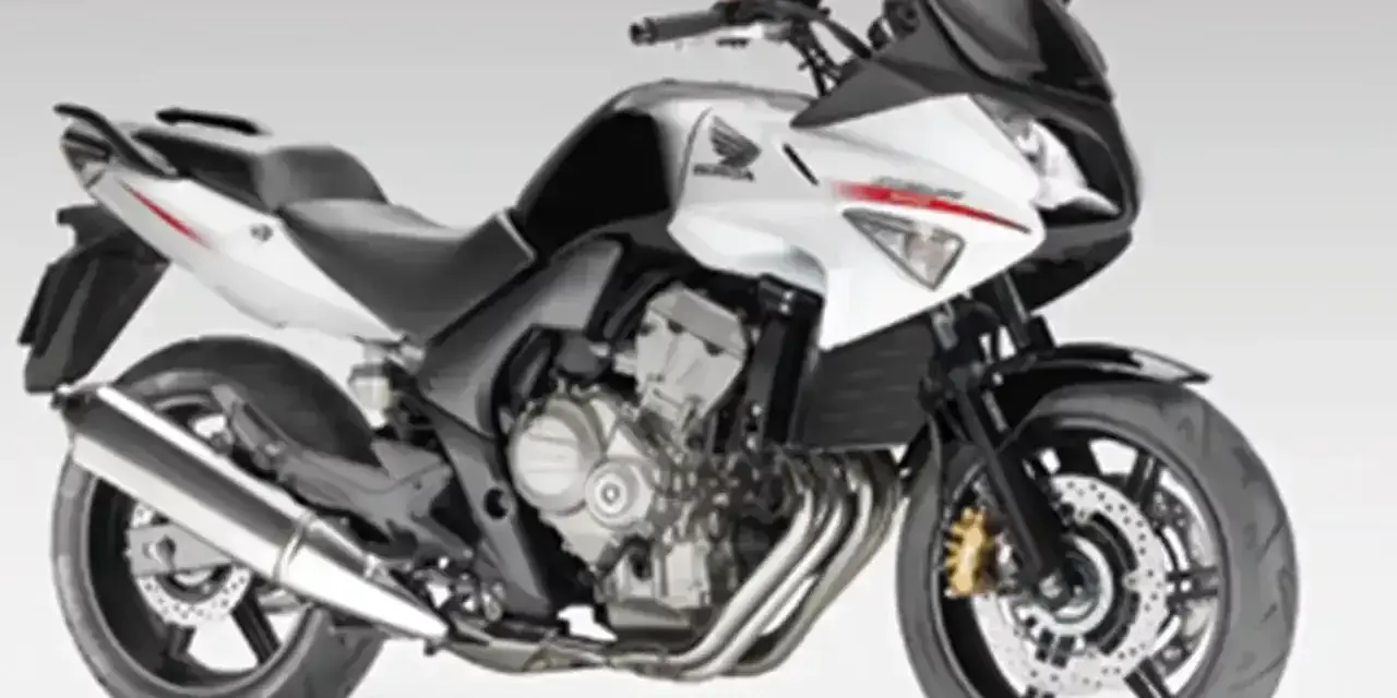 Sportowy motocykl Honda CBF 600 w kolorze biało-czarnym. Jego waga jest optymalna do zwinnego manewrowania.