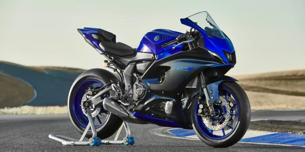 Niebieski motocykl sportowy Yamaha R7 na stojaku, gotowy do jazdy. Dane techniczne tego modelu zachwycają.