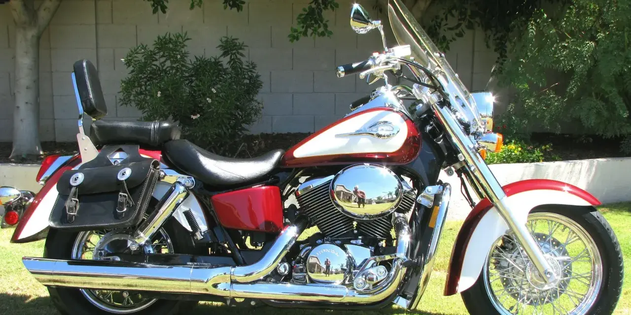Honda Shadow 750 wady i zalety: stylowy cruiser z wygodnym siedzeniem i sakwami. Idealny na spokojne przejażdżki.
