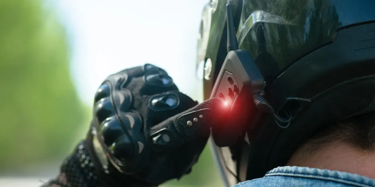 Wybór interkomu motocyklowego: Bluetooth czy Mesh? Pełny poradnik