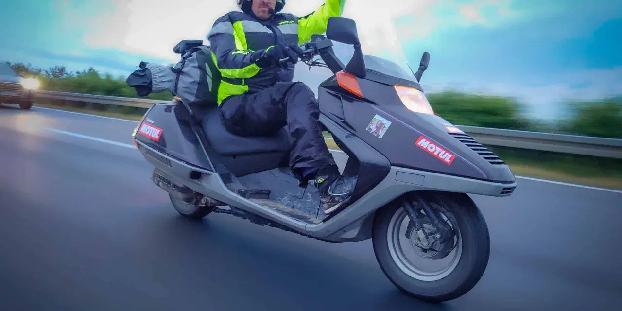 Autostrada skuterem: 50cc vs 125cc. Kiedy możesz, a kiedy nie?