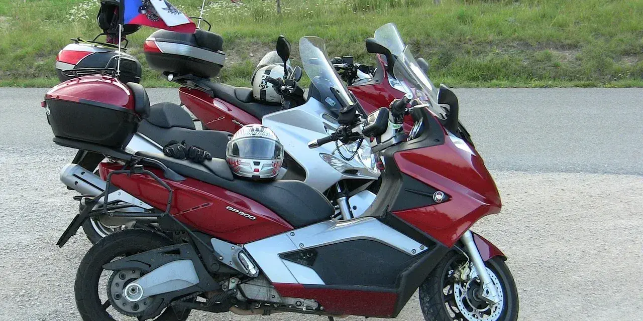 Motocykle czekają na podróż przez przełęcz wyżniańską. Na jednym z nich powiewa polska flaga.