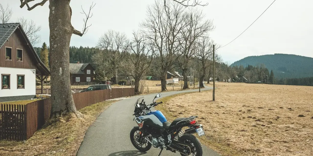 Motocykl czeka na przygodę na malowniczej drodze. Idealne miejsce na odkrywanie tras motocyklowych w Czechach.