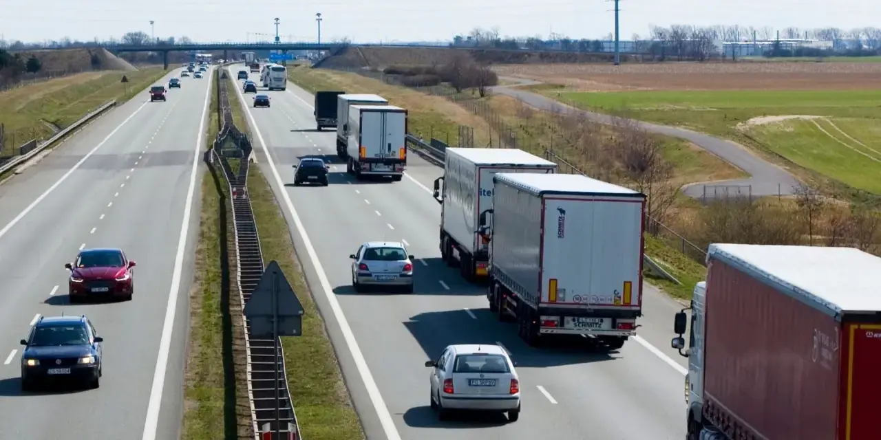 TIR-y na autostradach: Nowe zasady wyprzedzania i wysokie mandaty!
