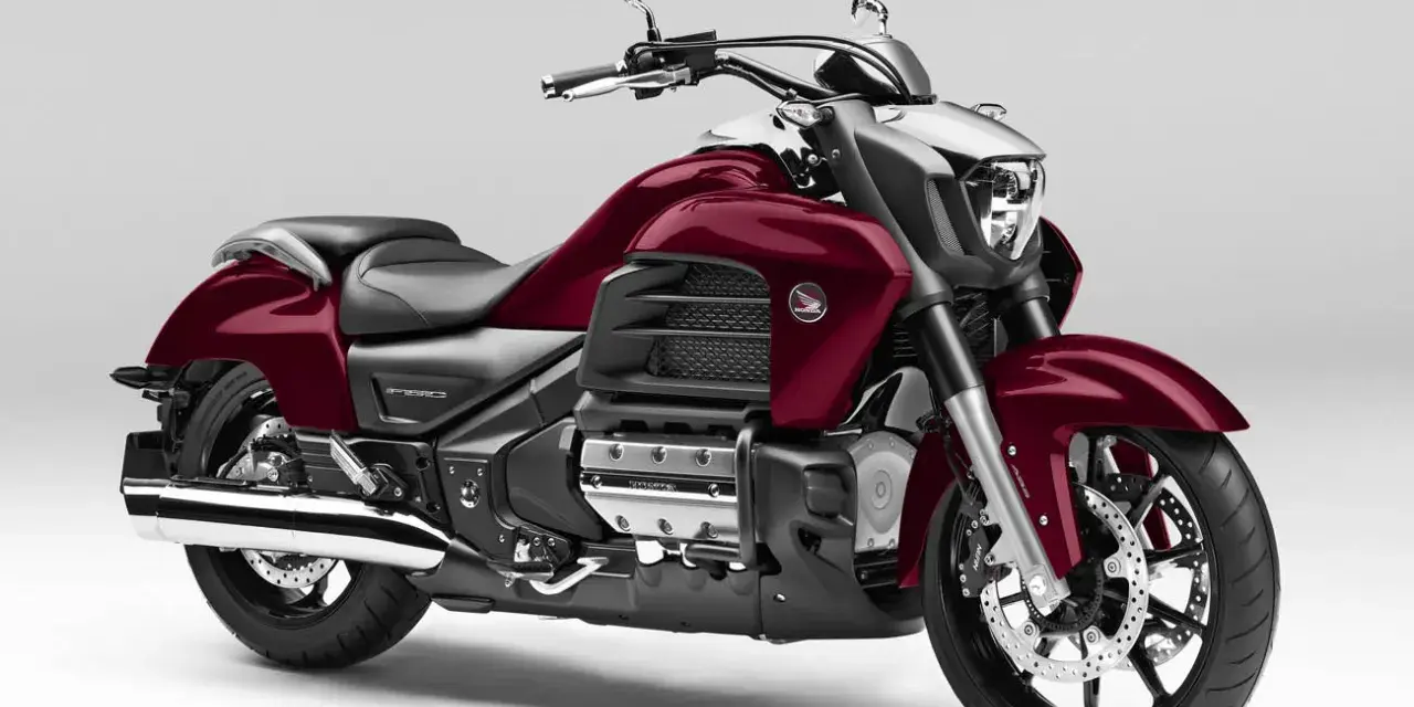 Potężna, bordowa Honda Valkyrie 1800 z chromowanymi detalami, gotowa na długie trasy.