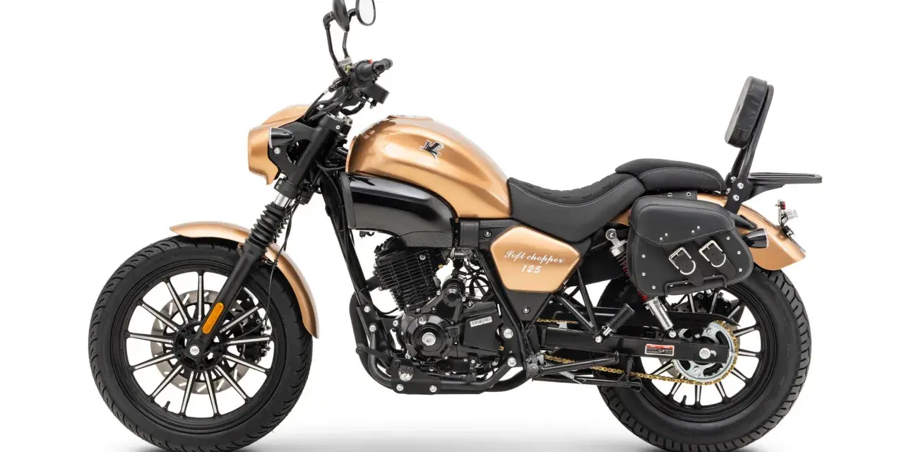 Złoty Romet Soft Chopper 125 z czarnymi sakwami i oparciem. Dane techniczne tego choppera zachęcają do podróży.