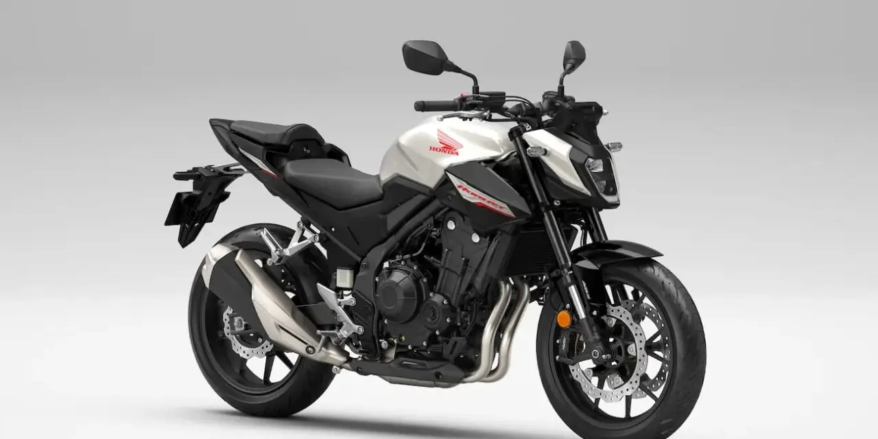 Nowy motocykl Honda CB 500 w kolorze białym i czarnym. Sprawdź honda cb 500 dane techniczne.