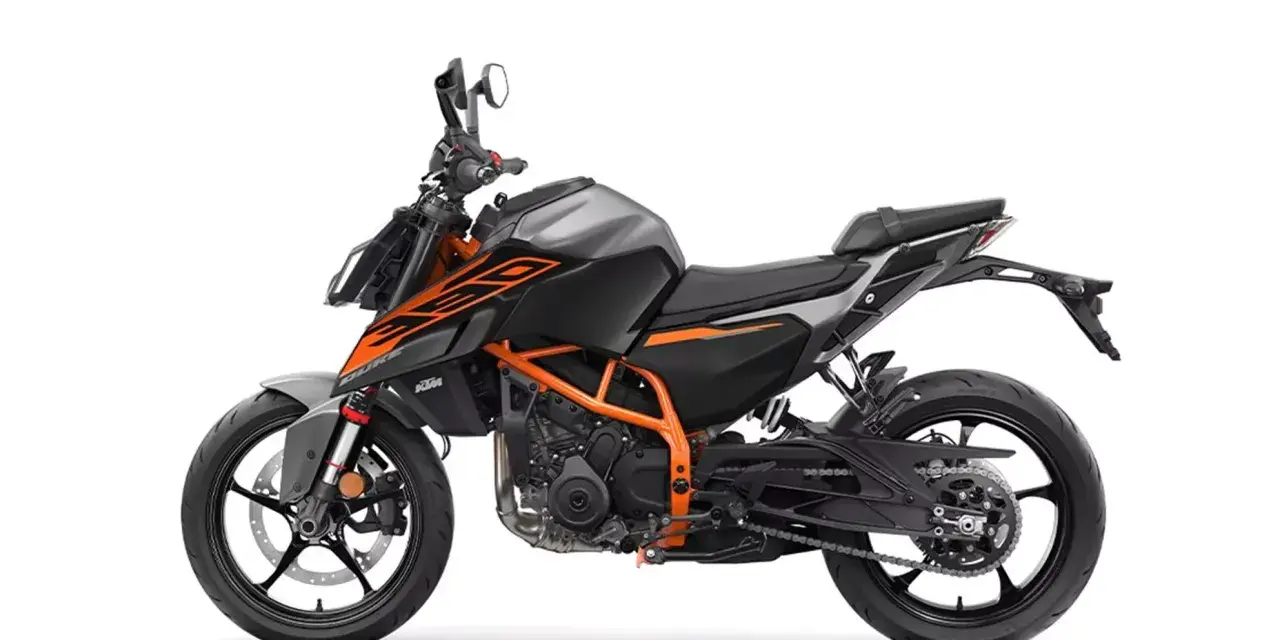 Szary motocykl KTM Duke 390 z pomarańczowymi akcentami, gotowy do osiągnięcia maksymalnej prędkości.