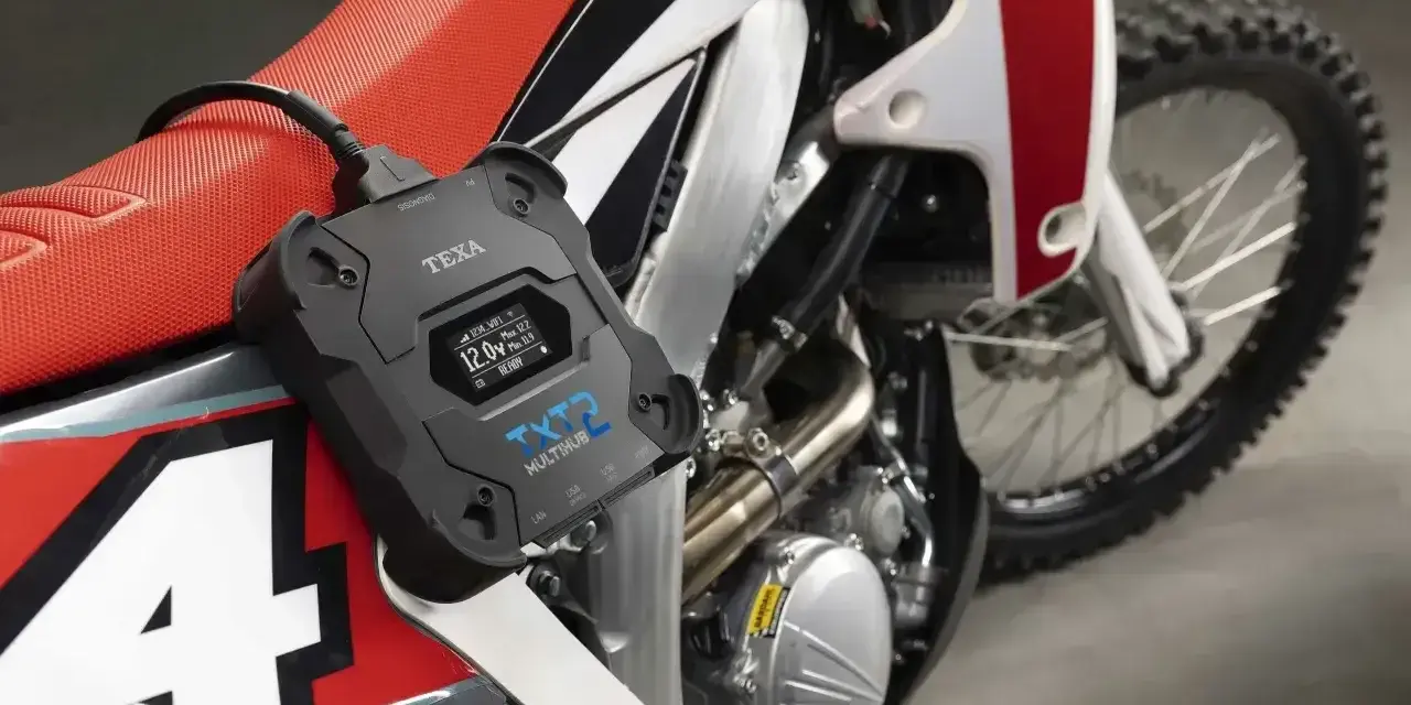 Urządzenie diagnostyczne TEXA TXT2 podłączone do motocykla, sprawdzające, czy jest **brak iskry**.